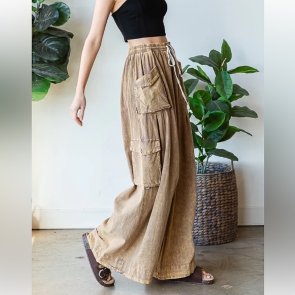 Oli & Hali Black Top and Tan Wide-Leg Pants - Picture 2 of 5